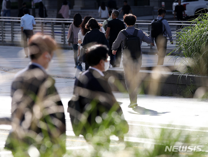 [서울=뉴시스] 조수정 기자 = 지난 22일 오전 서울 광화문 사거리에서 시민들이 긴팔 옷을 입고 출근하고 있다. 2022.09.22. chocrystal@newsis.com