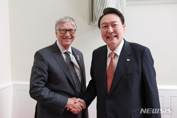 [뉴욕=뉴시스] 홍효식 기자 = 윤석열 대통령이 21일(현지시간) 뉴욕 한 빌딩에서 열린 글로벌펀드 제7차 재정공약회의 참석에 앞서 빌 게이츠 빌앤멜린다게이츠재단 이사장과 악수하고 있다. 2022.09.22. yesphoto@newsis.com