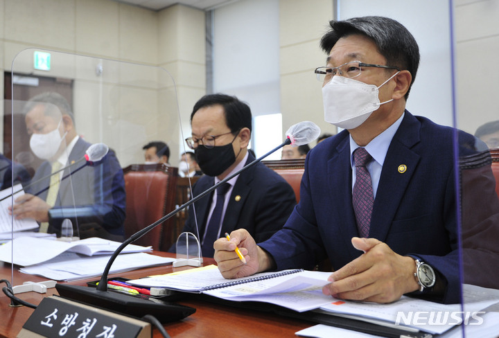 [서울=뉴시스] 김선웅 기자 = 이흥교 소방청장이 지난달 22일 오전 서울 여의도 국회에서 열린 행정안전위원회 전체회의에서 의원들의 질의에 답하고 있다. (공동취재사진) 2022.09.22. photo@newsis.com