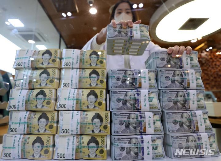 [서울=뉴시스] 김금보 기자 = 원·달러 환율이 13년 6개월여 만에 1400원을 돌파한 22일 오전 서울 중구 하나은행 위변조대응센터에서 직원이 달러화를 정리하고 있다. 우크라이나 전쟁과 관련한 러시아의 군 동원령 발동과 미 연방준비제도(Fed·연준)의 '자이언트 스텝(기준금리 0.75%포인트 인상)' 단행 소식에 주요 6개국 통화 대비 달러 가치를 나타내는 달러인덱스는 111을 돌파하면서 20년 만에 최고 수준까지 올랐다. 2022.09.22. kgb@newsis.com