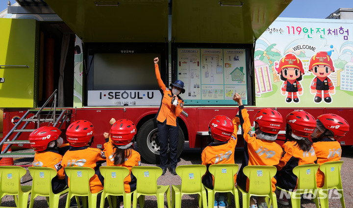 [서울=뉴시스] 지난 9월22일 오전 서울 여의도공원 문화의마당에 마련된 안전체험 부스에서 어린이들이 안전체험 사전 교육을 받고 있다. (사진= 뉴시스 DB) photo@newsis.com