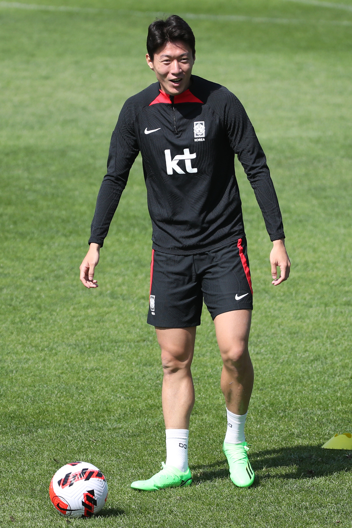 [파주=뉴시스] 조성우 기자 = 대한민국 축구대표팀 황의조가 22일 경기 파주 국가대표 트레이닝센터(NFC)에서 훈련을 하고 있다. 벤투호는 오는 23일 코스타리카와 고양종합운동장에서, 27일엔 카메룬과 서울월드컵경기장에서 평가전을 치른다. 2022.09.22. xconfind@newsis.com