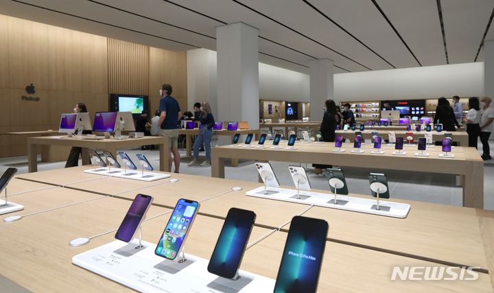 [서울=뉴시스] 김금보 기자 = 22일 오전 서울 송파구 애플스토어 잠실점에 체험용 아이폰들이 전시되어 있다. 오는 24일 롯데월드몰 1층에 정식 개점하는 애플스토어 잠실점은 지난 4월 문을 연 명동점에 이은 국내 4호점이다. 2022.09.22. kgb@newsis.com
