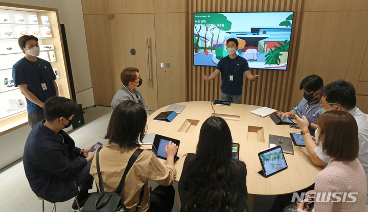 [서울=뉴시스] 김금보 기자 = 22일 오전 서울 송파구 애플스토어 잠실점에서 열린 미디어프리뷰행사에서 '투데이 앳 애플' 아트 산책 세션이 진행되고 있다. 실제 투데이 앳 애플 클래스는 애플 잠실 인근 석촌호수에서 진행된다. 오는 24일 롯데월드몰 1층에 정식 개점하는 애플스토어 잠실점은 지난 4월 문을 연 명동점에 이은 국내 4호점이다. 2022.09.22. kgb@newsis.com