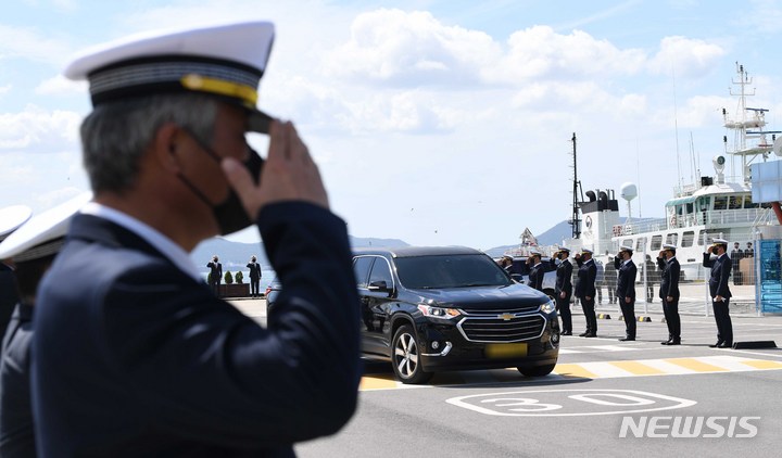 [목포=뉴시스] 변재훈 기자 = 22일 낮 전남 목포시 서해어업관리단 부두에서 '서해 피살 공무원' 고(故) 이대준 주무관 추모 노제 직후 동료 공무원들이 고인의 마지막 길에 경례를 하고 있다. 2022.09.22. wisdom21@newsis.com