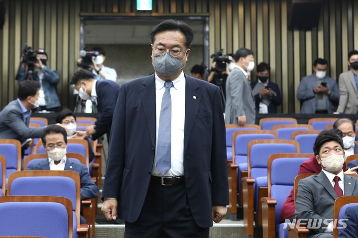 [서울=뉴시스] 최진석 기자 = 정진석 국민의힘 비상대책위원장이 22일 오후 서울 여의도 국회에서 열린 의원총회에 참석하고 있다. (공동취재사진) 2022.09.22. photo@newsis.com