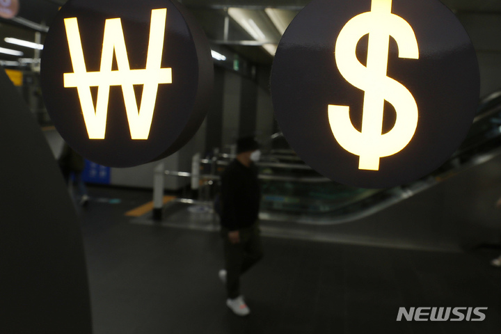 [서울=뉴시스] 백동현 기자 = 원·달러 환율이 13년 6개월 만에 1400원을 넘어선 지난 22일 오후 서울 마포구 공덕역 무인환전센터 앞을 시민들이 이동하고 있다. 2022.09.22. livertrent@newsis.com