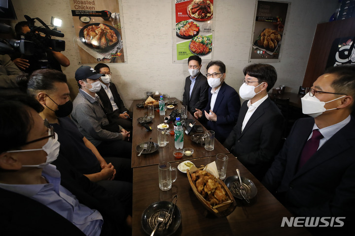 [서울=뉴시스] 조수정 기자 = 한기정(오른쪽 세번째) 공정거래위원장이 지난달 22일 서울 중구 한 치킨집에서 배달 플랫폼 업계 3사 대표자들과 배달앱 입점 점주들과 배달 플랫폼 업계 현장 방문 간담회를 하고 있다. 오른쪽 자리에 앉은 왼쪽부터 서성원 위대한상상(요기요) 대표이사, 한기정 공정거래위원장, 김범준 우아한형제들(배달의민족) 대표이사, 김명규 쿠팡이츠서비스 대표이사. 왼쪽 자리 가운데 두명은 치킨집 업주와 인근 국밥집 업주. 2022.09.22. chocrystal@newsis.com