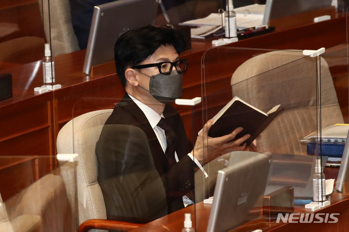 [서울=뉴시스] 김선웅 기자 = 한동훈 법무부 장관이 22일 서울 여의도 국회 본회의장에서 열린 교육-사회-문화에 관한 대정부 질문에 참석해 자료를 보고 있다. (공동취재사진) 2022.09.22. photo@newsis.com