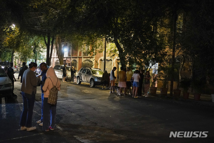 [멕시코시티=AP/뉴시스]멕시코 수도 멕시코시티에서 한밤중에 강진에 놀란 시민들이 거리로 나왔다. 2022.09.22.