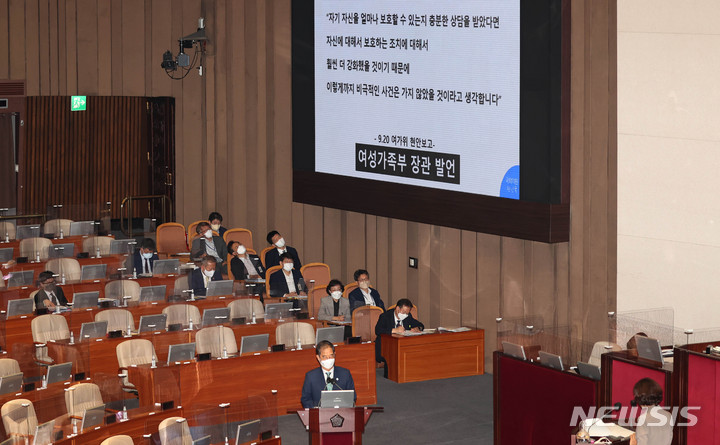 [서울=뉴시스] 김선웅 기자 = 한덕수 국무총리가 22일 오후 서울 여의도 국회 본회의장에서 열린 교육·사회·문화 대정부질문에서 신당역 스토킹 살인사건에 대한 여성가족부 장관의 발언과 관련한 질의에 답변하고 있다. (공동취재사진) 2022.09.22. photo@newsis.com