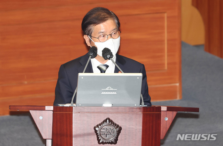 [서울=뉴시스] 김선웅 기자 = 이정식 고용노동부 장관이 22일 오후 서울 여의도 국회 본회의장에서 열린 교육·사회·문화 대정부질문에서 최승재 국민의힘 의원 질의에 답변하고 있다. (공동취재사진) 2022.09.22. photo@newsis.com