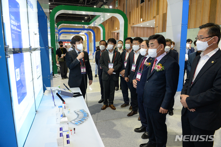 [울산=뉴시스] 배병수 기자 = 22일 오후 울주군 울산전시컨벤이션센터에서 열린 게놈바이오 엑스포 2022 개막식에서 김두겸 시장, 이용훈 UNIST대 총장, 이순걸 울주군수, 김기환 시의회 의장 등 내빈들이 부스를 둘러보고 있다. 2022.09.22. bbs@newsis.com