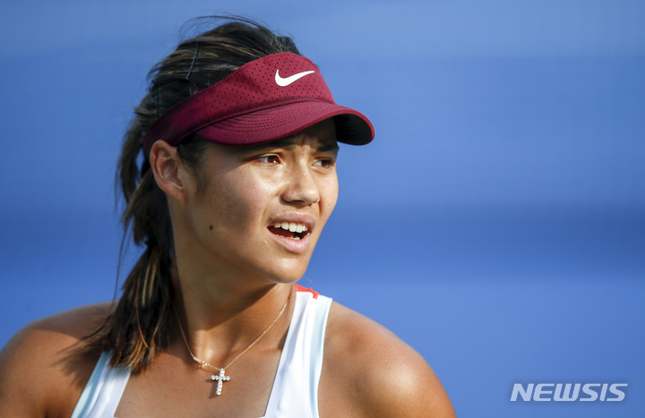 [서울=뉴시스] 정병혁 기자 = 22일 오후 서울 송파구 올림픽공원 테니스경기장에서 열린 2022 하나은행 WTA 투어 코리아오픈 단식 16강전 엠마 라두카누와 야니나 위크마이어의 경기, 엠마 라두카누가 세트를 내준 뒤 아쉬워하고 있다. 2022.09.22. jhope@newsis.com