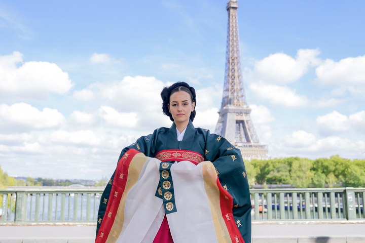 [서울=뉴시스] 김근수 기자 = 대한민국 한복모델 선발대회 조직위원회는 ‘2022 프랑스-대한민국 한복모델 선발대회’의 ‘진, 선, 미’ 프랑스 한복모델과 대한민국 ‘진, 선, 미’ 한복모델이 프랑스 파리에서 해외 화보촬영을 진행했다고 밝혔다. 사진은 2022 대한민국 한복모델 선발대회에서 미 수상한 메건 디퍼넷. (사진 = 대한민국 한복모델 선발대회 조직위원회 제공) 2022.09.22. photo@newsis.com *재판매 및 DB 금지