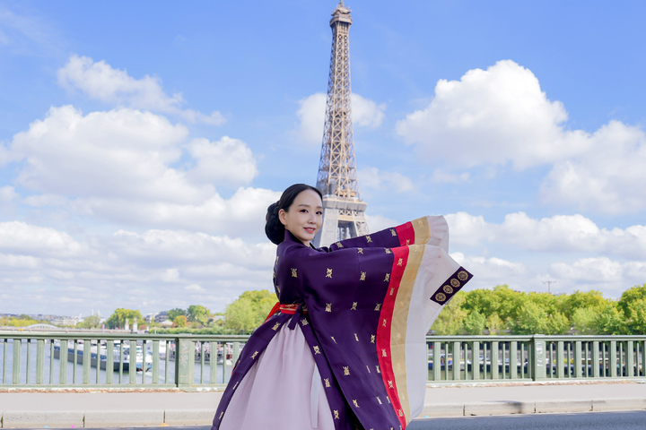 [서울=뉴시스] 김근수 기자 = 대한민국 한복모델 선발대회 조직위원회는 ‘2022 프랑스-대한민국 한복모델 선발대회’의 ‘진, 선, 미’ 프랑스 한복모델과 대한민국 ‘진, 선, 미’ 한복모델이 프랑스 파리에서 해외 화보촬영을 진행했다고 밝혔다. 사진은 2022 대한민국 한복모델 선발대회에서 진을 수상한 박선영. (사진 = 대한민국 한복모델 선발대회 조직위원회 제공) 2022.09.22. photo@newsis.com *재판매 및 DB 금지