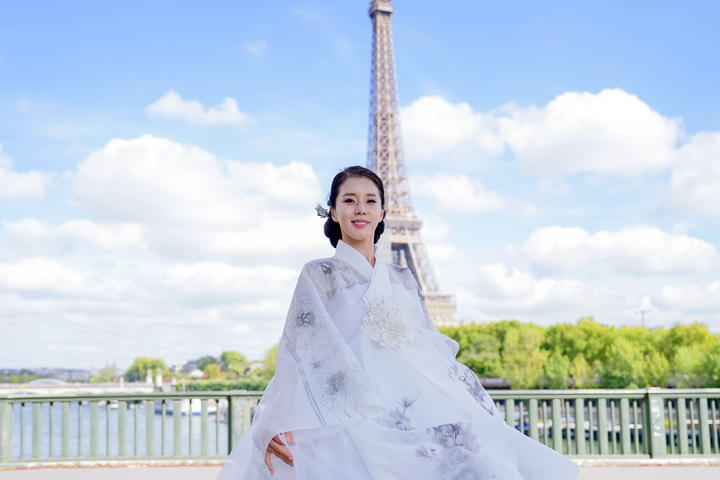 [서울=뉴시스] 김근수 기자 = 대한민국 한복모델 선발대회 조직위원회는 ‘2022 프랑스-대한민국 한복모델 선발대회’의 ‘진, 선, 미’ 프랑스 한복모델과 대한민국 ‘진, 선, 미’ 한복모델이 프랑스 파리에서 해외 화보촬영을 진행했다고 밝혔다. 사진은 2022 대한민국 한복모델 선발대회에서 선을 수상한 조수민. (사진 = 대한민국 한복모델 선발대회 조직위원회 제공) 2022.09.22. photo@newsis.com *재판매 및 DB 금지