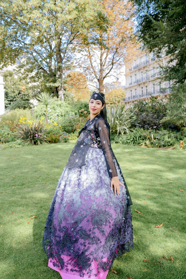 [서울=뉴시스] 김근수 기자 = 대한민국 한복모델 선발대회 조직위원회는 ‘2022 프랑스-대한민국 한복모델 선발대회’의 ‘진, 선, 미’ 프랑스 한복모델과 대한민국 ‘진, 선, 미’ 한복모델이 프랑스 파리에서 해외 화보촬영을 진행했다고 밝혔다. 사진은 2022 대한민국 한복모델 선발대회에서 선 수상한 아시아 무플리. (사진 = 대한민국 한복모델 선발대회 조직위원회 제공) 2022.09.22. photo@newsis.com *재판매 및 DB 금지