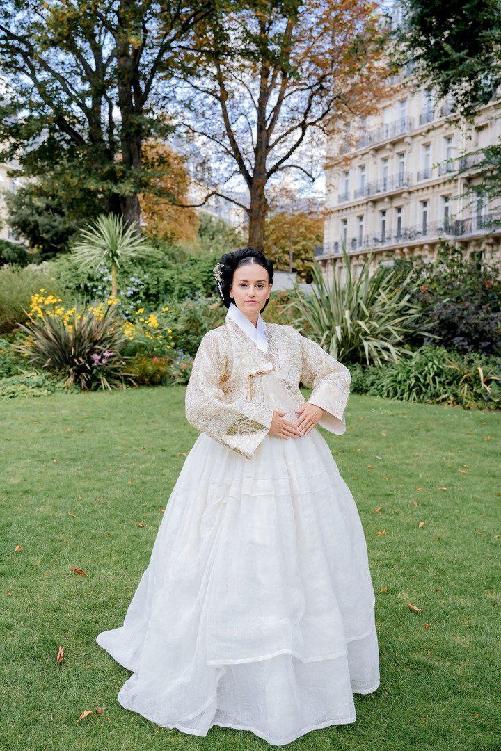 [서울=뉴시스] 김근수 기자 = 대한민국 한복모델 선발대회 조직위원회는 ‘2022 프랑스-대한민국 한복모델 선발대회’의 ‘진, 선, 미’ 프랑스 한복모델과 대한민국 ‘진, 선, 미’ 한복모델이 프랑스 파리에서 해외 화보촬영을 진행했다고 밝혔다. 사진은 2022 대한민국 한복모델 선발대회에서 미 수상한 메건 디퍼넷. (사진 = 대한민국 한복모델 선발대회 조직위원회 제공) 2022.09.22. photo@newsis.com *재판매 및 DB 금지