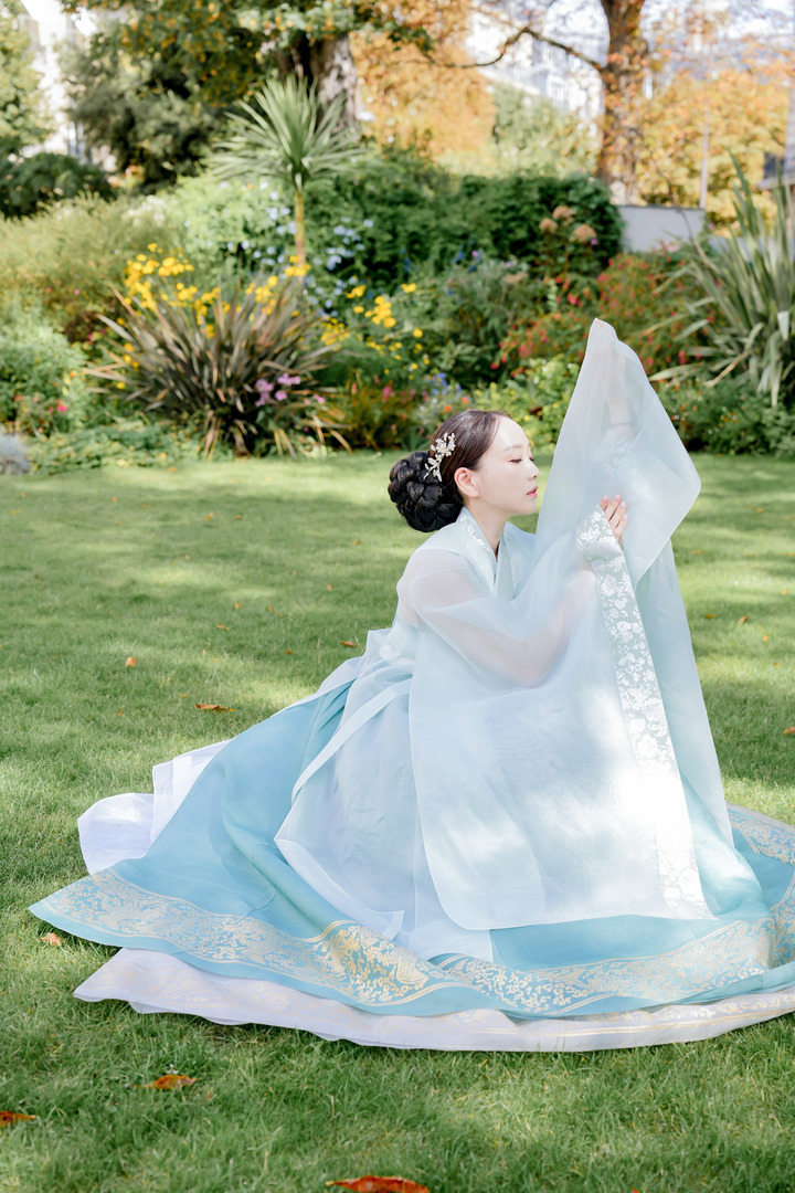 [서울=뉴시스] 김근수 기자 = 대한민국 한복모델 선발대회 조직위원회는 ‘2022 프랑스-대한민국 한복모델 선발대회’의 ‘진, 선, 미’ 프랑스 한복모델과 대한민국 ‘진, 선, 미’ 한복모델이 프랑스 파리에서 해외 화보촬영을 진행했다고 밝혔다. 사진은 2022 대한민국 한복모델 선발대회에서 진을 수상한 박선영. (사진 = 대한민국 한복모델 선발대회 조직위원회 제공) 2022.09.22. photo@newsis.com *재판매 및 DB 금지