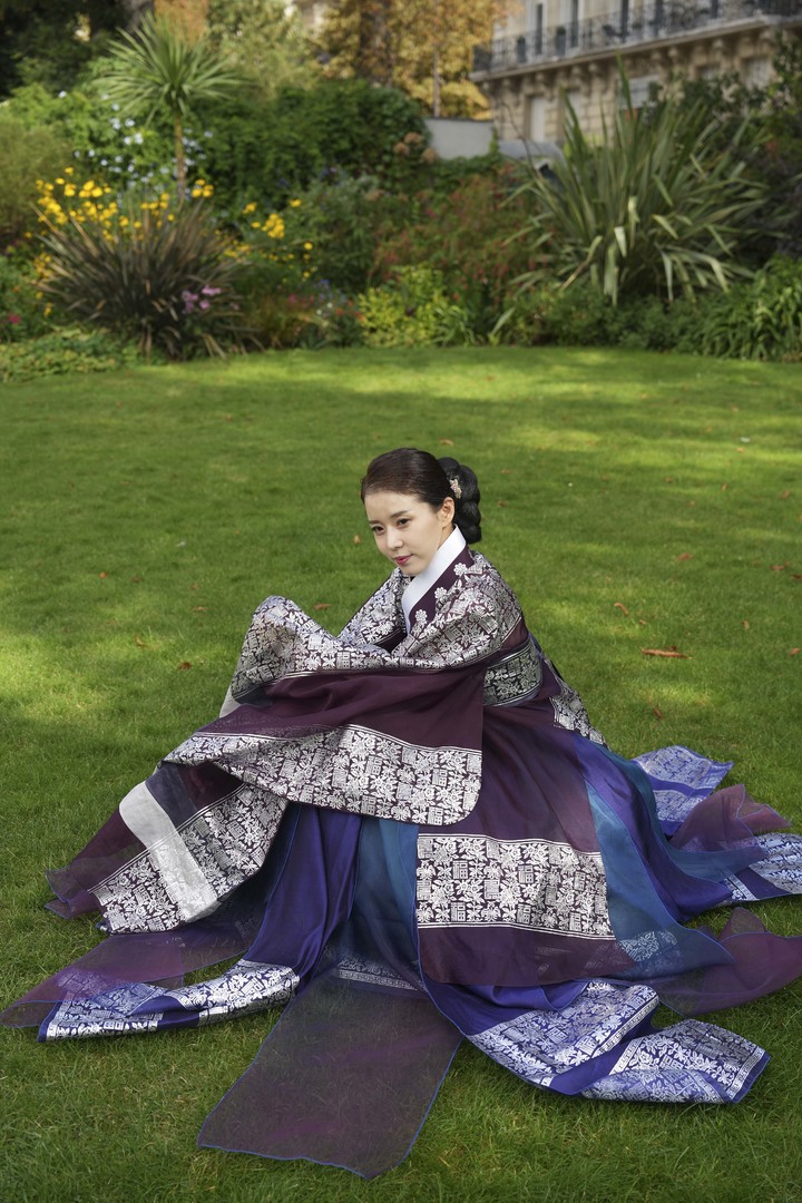 [서울=뉴시스] 김근수 기자 = 대한민국 한복모델 선발대회 조직위원회는 ‘2022 프랑스-대한민국 한복모델 선발대회’의 ‘진, 선, 미’ 프랑스 한복모델과 대한민국 ‘진, 선, 미’ 한복모델이 프랑스 파리에서 해외 화보촬영을 진행했다고 밝혔다. 사진은 2022 대한민국 한복모델 선발대회에서 선 수상한 조수민. (사진 = 대한민국 한복모델 선발대회 조직위원회 제공) 2022.09.22. photo@newsis.com *재판매 및 DB 금지