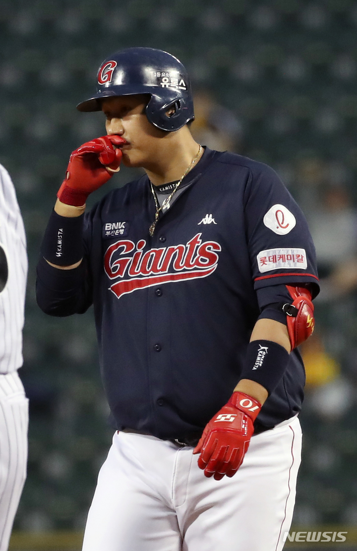 [서울=뉴시스] 고승민 기자 = 22일 서울 잠실야구장에서 열린 2022 KBO 리그 롯데 자이언츠 대 LG 트윈스 경기, 1회초 롯데 공격 2사 주자없는 상황 2번타자 이대호가 1루타를 치고 1루에서 세리머니하고 있다. 2022.09.22. kkssmm99@newsis.com