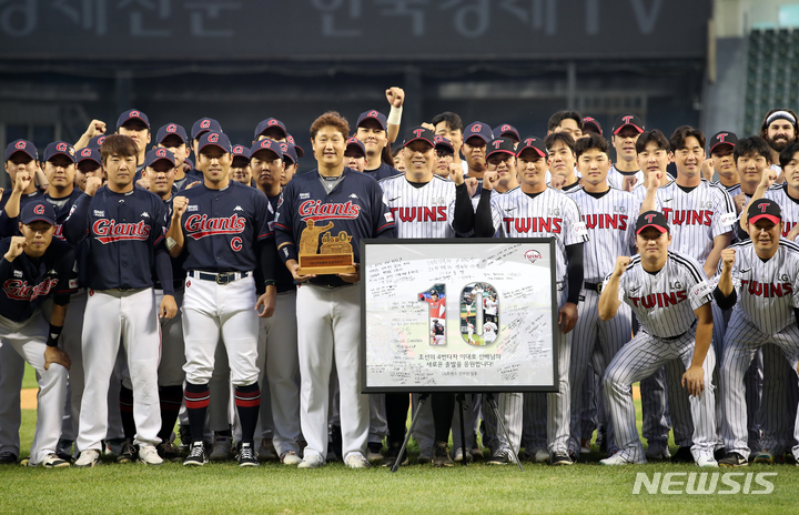[서울=뉴시스] 고승민 기자 = 22일 서울 잠실야구장에서 열린 2022 KBO 리그 롯데 자이언츠 대 LG 트윈스 경기, 시작 전 롯데 이대호가 은퇴투어 행사를 하며 선수들과 기념촬영하고 있다. 2022.09.22. kkssmm99@newsis.com
