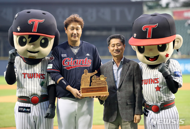 [서울=뉴시스] 고승민 기자 = 22일 서울 잠실야구장에서 열린 2022 KBO 리그 롯데 자이언츠 대 LG 트윈스 경기, 시작 전 은퇴투어 중인 롯데 이대호가 김인석 LG스포츠 대표로부터 기념패를 받고 있다. 2022.09.22. kkssmm99@newsis.com