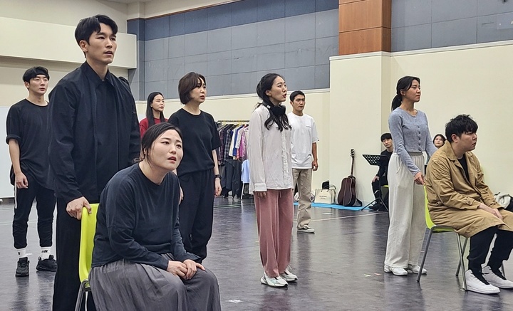 [서울=뉴시스]강진아 기자=지난 22일 서울 중구 경향아트힐에서 열린 주크박스 뮤지컬 '백만송이의 사랑' 연습 시연. 2022.09.23 akang@newsis.com 