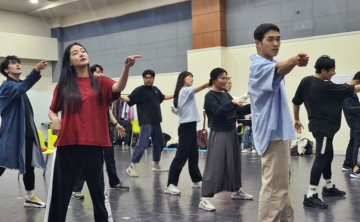 [서울=뉴시스]강진아 기자=지난 22일 서울 중구 경향아트힐에서 열린 주크박스 뮤지컬 '백만송이의 사랑' 연습 시연. 2022.09.23 akang@newsis.com&nbsp; 