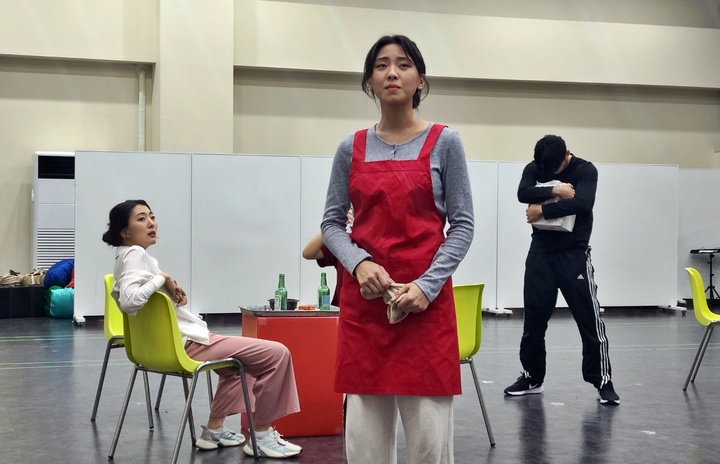 [서울=뉴시스]강진아 기자=지난 22일 서울 중구 경향아트힐에서 열린 주크박스 뮤지컬 '백만송이의 사랑' 연습 시연. 2022.09.23 akang@newsis.com&nbsp; 