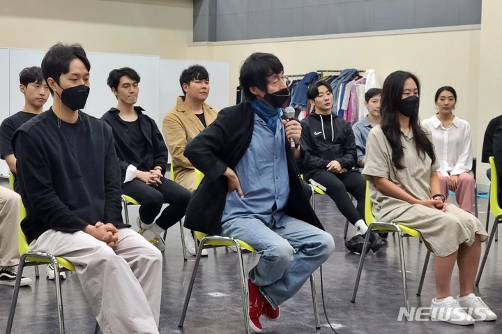 [서울=뉴시스]강진아 기자=고선웅 연출이 지난 22일 서울 중구 경향아트힐에서 열린 주크박스 뮤지컬 '백만송이의 사랑' 연습 시연 후 진행된 간담회에서 말하고 있다. 2022.09.23 akang@newsis.com&nbsp; 