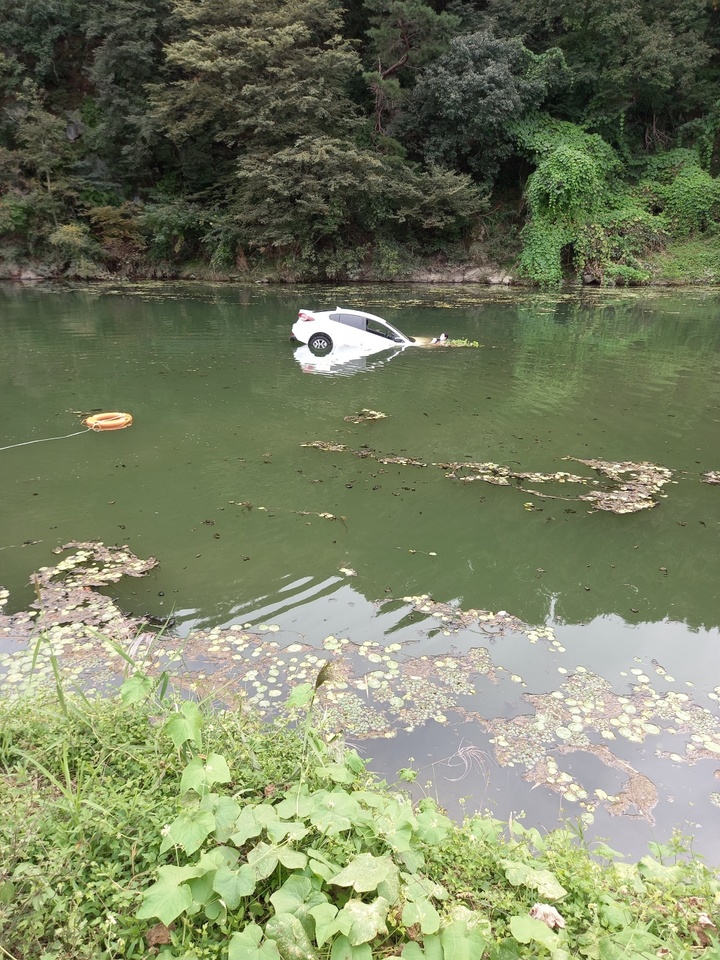 주차 연습 중 하천에 빠진 차량 모습.(사진=대전소방본부 제공) *재판매 및 DB 금지