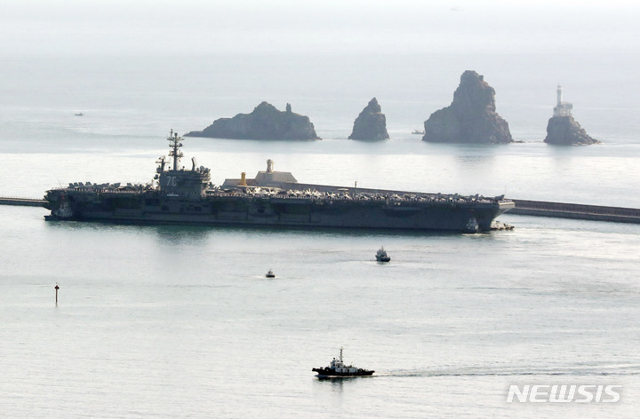 [부산=뉴시스] 권태완 기자 = 미국 해군의 핵추진 항공모함 '로널드 레이건함'(CVN-76)이 23일 오전 부산 남구 해군작전사령부 부산작전기지에 입항하고 있다. 이 항모는 길이 333m, 폭 77m, 높이 63m 규모이며, 승조원 5500~6000명이다. '떠다니는 군사기지'로 불리는 이 항모는 전투기 FA-18(슈퍼호넷), F-35C 전투기 등 80여 대의 항공기를 탑재하고 있다. 2022.09.23. kwon97@newsis.com