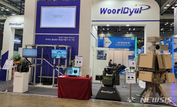 [김포=뉴시스] 정일형 기자 = 21~24일 킨텍스에서 열리는 '2022 대한민국 방위산업전(DX KOREA 2022)내 우리별 홍보전시관.