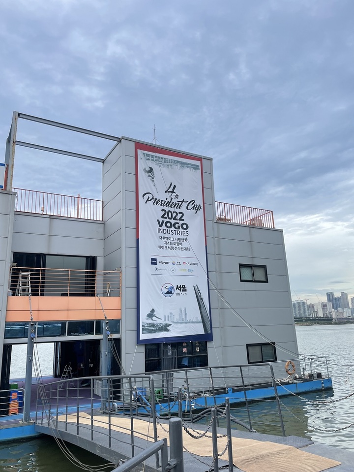 [서울=뉴시스] 서울 압구정동 한강공원에 위치한 보고인더스트리즈 해상 쇼룸 전경. (사진=보고인더스트리즈 제공) 2022.09.23. photo@newsis.com *재판매 및 DB 금지