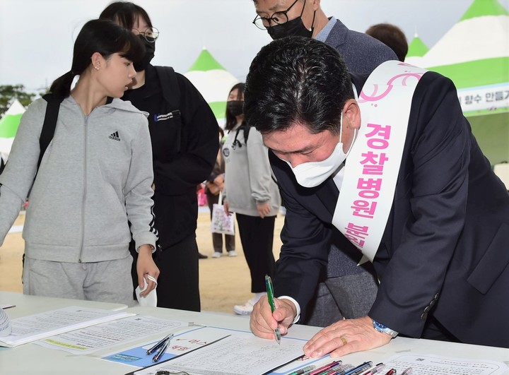 서명하는 김창규 제천시장 *재판매 및 DB 금지