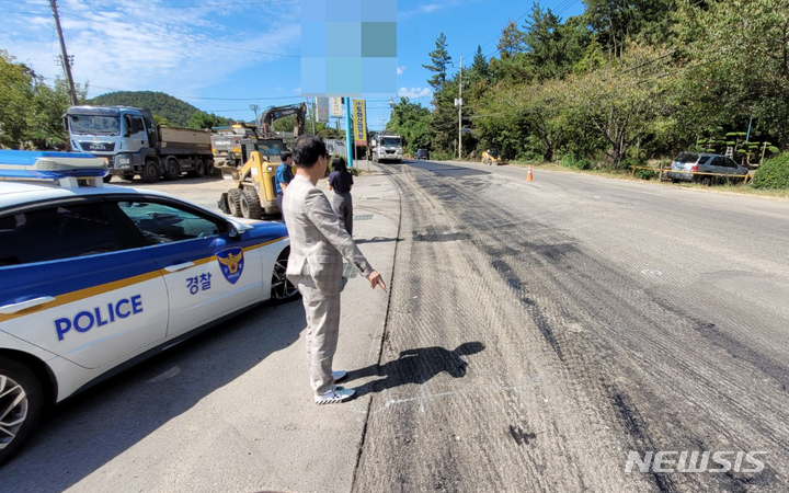 [하동=뉴시스] 23일 오전 경남 하동군 소재 한 도로공사 현장에서 작업하던 50대 남성이 건설장비에 부딪혀 사망하는 사고가 발생했다. 사진은 사고 현장 모습. 2022.09.23.(사진=독자제공)photo@newsis.com