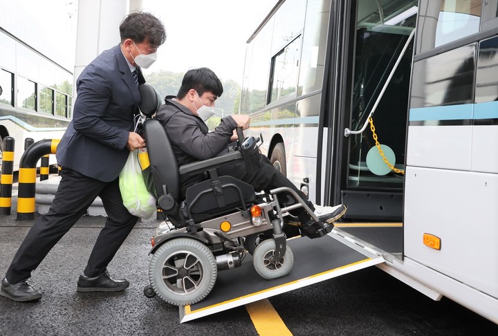 [충주=뉴시스] 이병찬 기자 = 지난 2022년 9월 충북 충주시 목행동 수소버스충전소에서 열린 준공식에서 한 장애인이 수소저상버스에 시승하고 있다.(사진=충주시 제공) 2022.09.23.photo@newsis.com *재판매 및 DB 금지