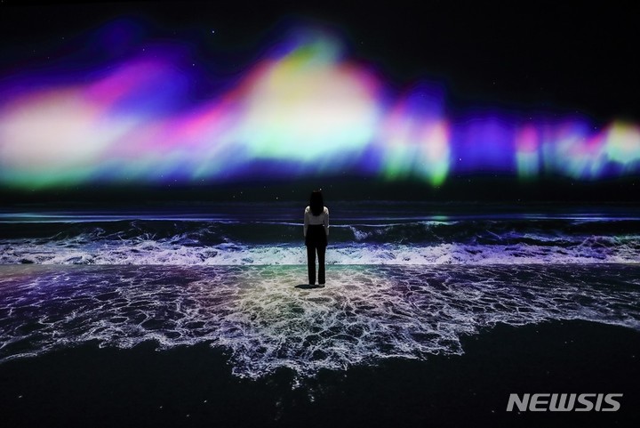 [서울=뉴시스]‘아르떼뮤지엄'의 전시작품 'BEACH ‘AURORA’, 디스트릭트 제공