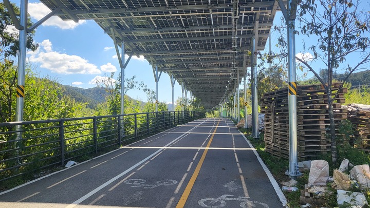 [가평=뉴시스] 이호진 기자 = 가평군 자전거도로에 설치된 태양광 발전 설비. 2022.09.23. asake@newsis.com *재판매 및 DB 금지