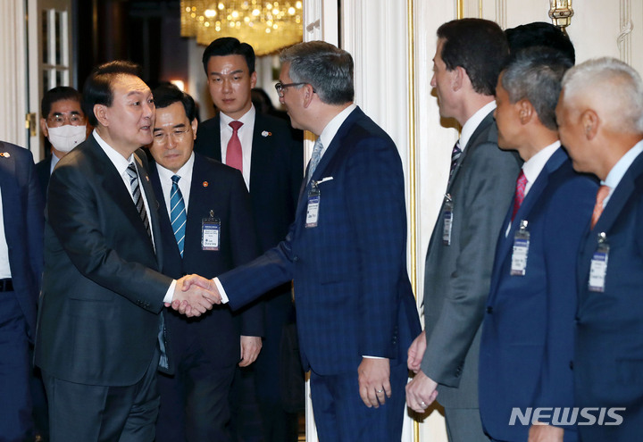 [뉴욕=뉴시스] 홍효식 기자 = 윤석열 대통령이 22일(현지시간) 뉴욕 한 호텔에서 열린 투자신고식 및 북미지역 투자가 라운드 테이블에 입장하며 조 폰 어플라이드 매터리얼스 코퍼레이트 부회장 등 북미지역 기업 대표들과 악수하고 있다. 2022.09.23. yesphoto@newsis.com