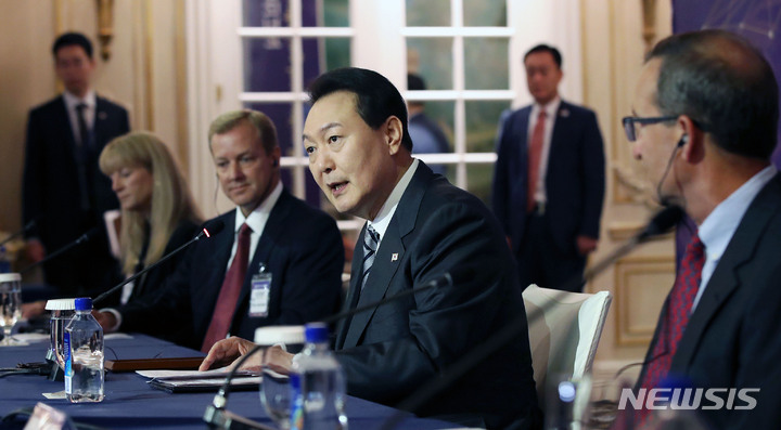 [뉴욕=뉴시스] 홍효식 기자 = 윤석열 대통령이 22일(현지시간) 뉴욕 한 호텔에서 열린 투자신고식 및 북미지역 투자가 라운드 테이블에서 발언하고 있다. 2022.09.23. yesphoto@newsis.com