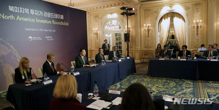 [뉴욕=뉴시스] 홍효식 기자 = 윤석열 대통령이 22일(현지시간) 뉴욕 한 호텔에서 열린 투자신고식 및 북미지역 투자가 라운드 테이블에서 발언하고 있다. 2022.09.23. yesphoto@newsis.com