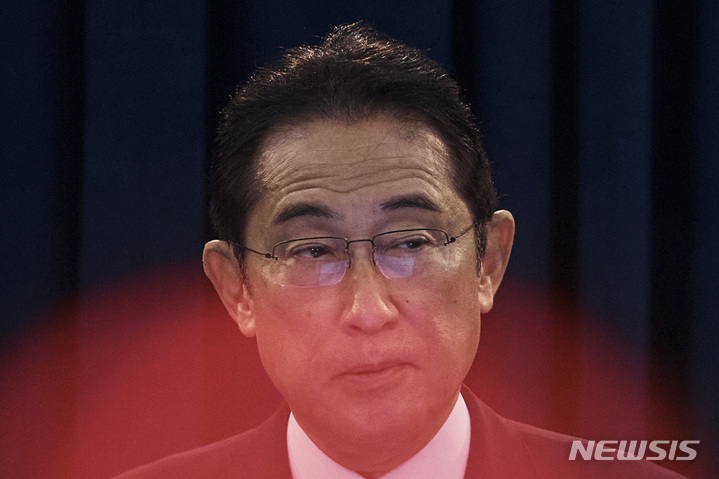 [뉴욕=AP/뉴시스]지난달 22일(현지시간) 미국 뉴욕을 방문한 기시다 후미오 일본 총리가 기자회견에서 발언하고 있다. 2022.10.06.