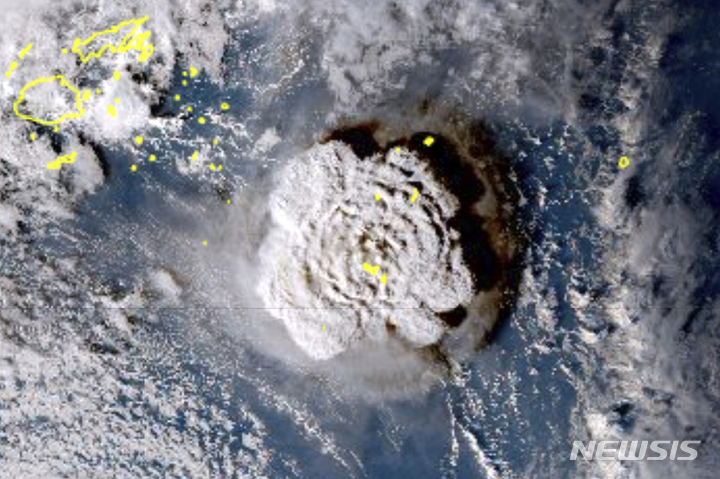 [AP/뉴시스]지난 2022년 1월15일 남태평양 통가의 통가-훙가 하파이 해저화산의 폭발 장면. 남태평양 통가 앞바다에서 당시에 발생한 규모 7.3의 강력한 수중 지진이 통가를 강타해 당국이 쓰나미 주의보를 발령했다. 2022.11.11