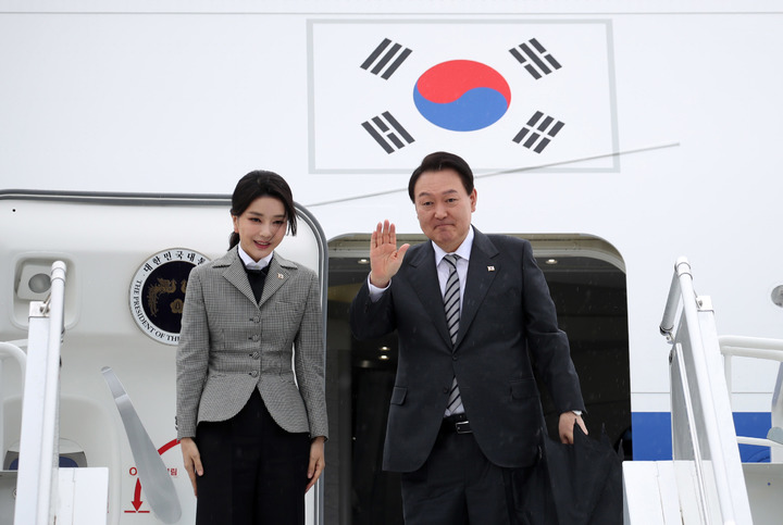 [뉴욕=뉴시스] 홍효식 기자 = 윤석열 대통령과 부인 김건희 여사가 22일(현지시간) 뉴욕 JFK 국제공항에서 캐나다 토론토로 향하는 공군 1호기 탑승 전 인사하고 있다. 2022.09.23. yesphoto@newsis.com