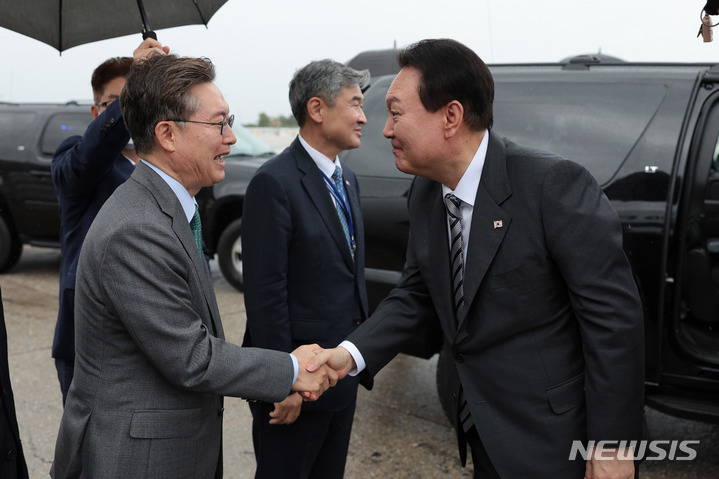 [뉴욕=뉴시스] 홍효식 기자 = 윤석열 대통령이 22일(현지시간) 뉴욕 JFK 국제공항에서 캐나다 토론토로 향하는 공군 1호기 탑승 전 조태용 주미대사와 황준국 주유엔대사 등 환송 인사들과 악수하고 있다. 2022.09.23. yesphoto@newsis.com