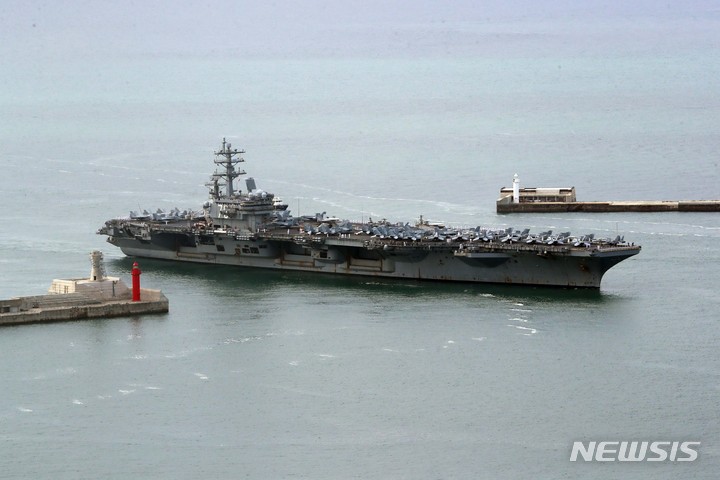 다다[부산=뉴시스] 하경민 기자 = 미국 해군의 핵추진 항공모함 '로널드 레이건함'(CVN-76)이 23일 오전 부산항에 입항하고 있. 이 항모는 길이 333m, 폭 77m, 높이 63m 규모이며, 승조원 5500~6000명이다. '떠다니는 군사기지'로 불리는 이 항모는 전투기 FA-18(슈퍼호넷), F-35C 전투기 등 80여 대의 항공기를 탑재하고 있다. 2022.09.23. yulnetphoto@newsis.com