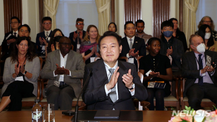 [토론토=뉴시스] 홍효식 기자 = 윤석열 대통령이 22일(현지시간) 토론토 대학교에서 열린 인공지능 전문가 간담회에서 메릭 거틀러 토론토대 총장 개회사에 박수치고 있다. 2022.09.23. yesphoto@newsis.com